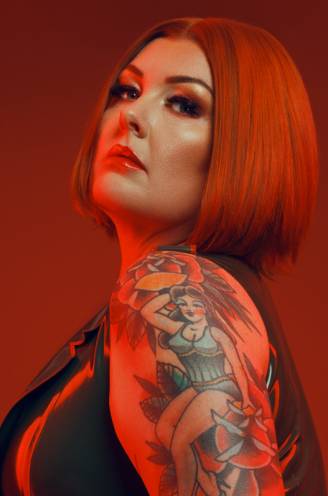 Sekswerker Sigrid getuigt openlijk over haar job als luxe-escort: “Al heel wat bekende acteurs en politici tussen mijn lakens gehad”
