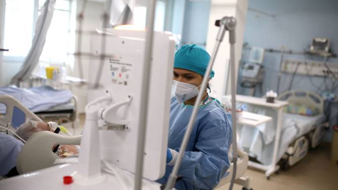 OVERZICHT. Aantal besmettingen stijgt minder snel, wel meer patiënten in ziekenhuizen en op intensieve