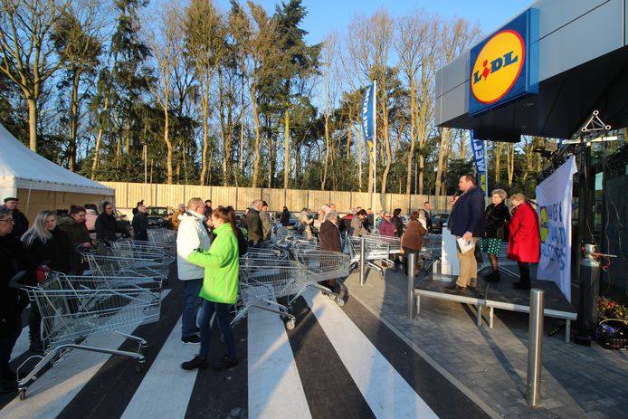 Rucphen
Wachten in de kou tot de nieuwe Lidl-supermarkt open gaat.