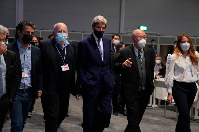 Niemand is helemaal tevreden met de nieuwe regels die zijn opgesteld in Glasgow, maar alle landen kunnen ermee vooruit. Hier onder anderen Frans Timmermans en John Kerry op het Klimaatcongres in Glasgow.
