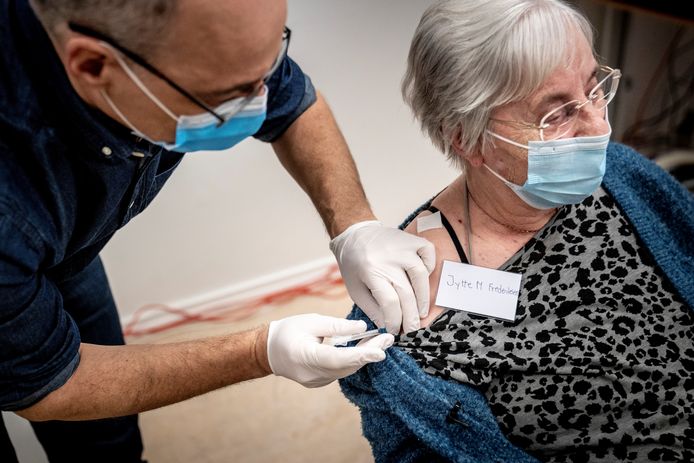 De 83-jarige Jytte Margrete Frederiksen kreeg eind december in het Deense Ishoj het vaccin van Pfizer toegediend.