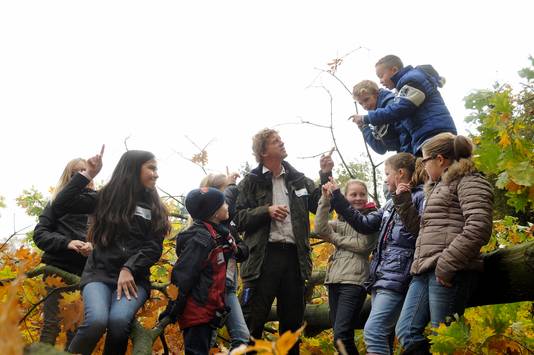 Kinderen op pad met een natuurgids.
