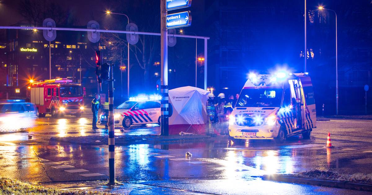 Voetganger overleden door aanrijding met auto op kruispunt in Zwolle.