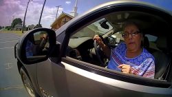 Vrouw schopt agent om banale boete