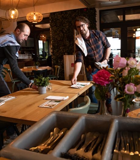 Horeca in Deventer en Salland zet de bloemetjes weer op tafel: ‘Plezier was ver te zoeken’