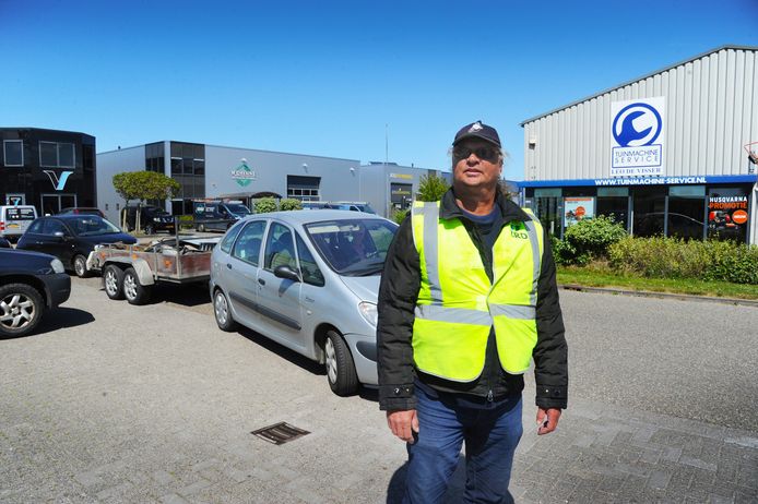 De lange wachtrijen bij de milieustraten in Zeeland zorgden voor veel irritatie en agressie. De medewerkers, zoals op de foto Frans Hut in Serooskerke, kregen de laatste tijd van alles naar het hoofd geslingerd.