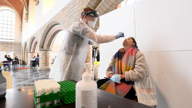 OVERZICHT. Gemiddeld 10.081 nieuwe besmettingen per dag, stijging met 39 procent