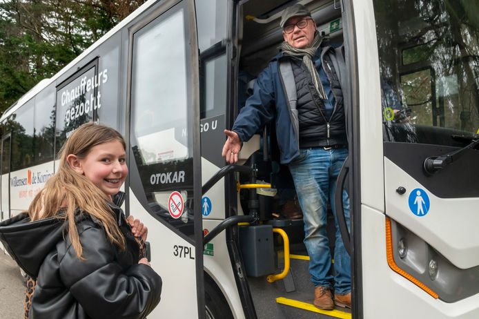 Chauffeur Herman van de Pol verwelkomt de 10-jarige Eline uit Ermelo in de touringcar.