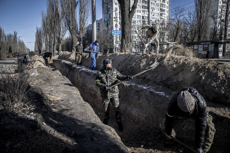 Ter voorbereiding op een Russische aanval worden er in Kiev loopgraven gegraven. Beeld Getty
