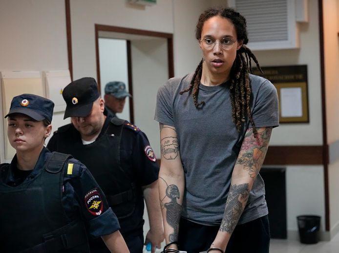 Бриттни Гринер покинула суд в наручниках в подмосковных Химках, где сегодня ей был вынесен приговор.