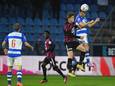 Bart van Hintum (rechts) gaat namens PEC Zwolle het luchtduel aan.