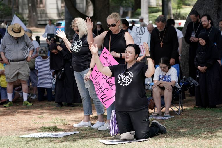 Anti-abortusactivisten bidden in Californië, nog voorafgaand aan de uitspraak van het hooggerechtshof.  Beeld AP