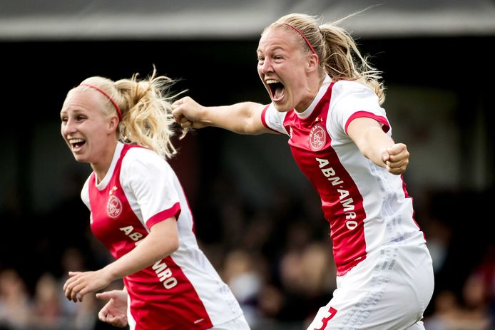 Stefanie van der Gragt van Ajax viert haar 1-0 tegen PSV tijdens de bekerfinale in 2018.