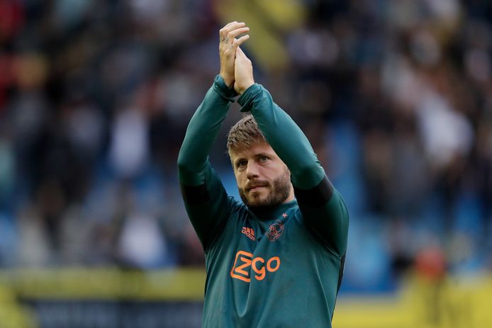Lasse Schöne bedankt de supporters van Ajax na de uitwedstrijd bij Vitesse.