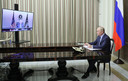 Joe Biden (links) tijdens een videoverbinding met Vladimir Poetin.