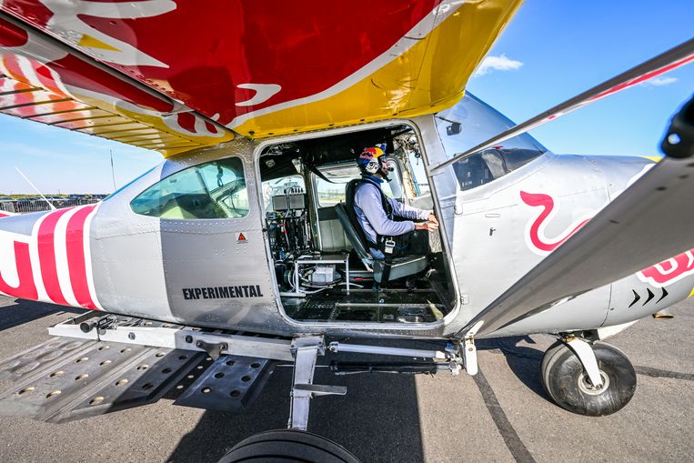 Skydiver Andy Farrington voor een testvlucht. Beeld Predrag Vuckovic / Red Bull Content Pool
