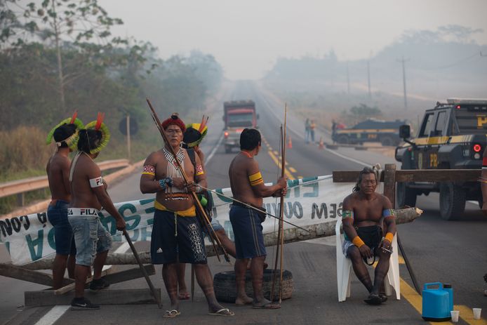 Een wegblokkade door leden van de Kayapo, een inheemse stam in Brazilië.