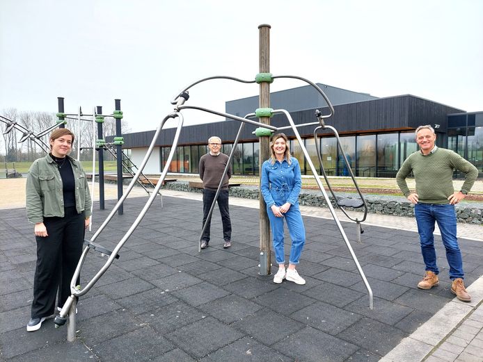 Vlnr: Veerle Laurier van de sportdienst, voorzitter Dirk Decuyper van de sportraad, presentator Janne Michels en sportschepen Joris Vandenhoucke.