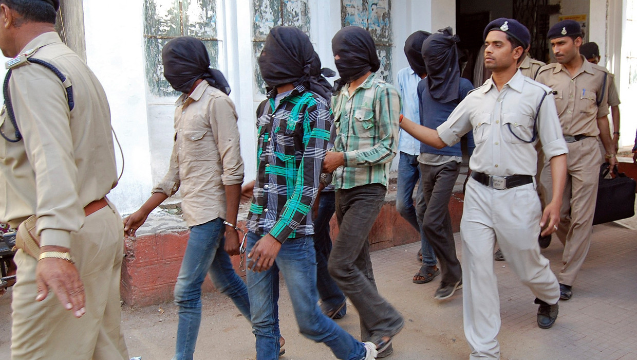 De Indiase politie escorteert de 6 verkrachters van de Zwitserse toeriste. Beeld REUTERS