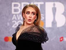 Clubbaas verbijsterd: Adele gaat uit haar dak bij stripshow en paaldanst op het podium