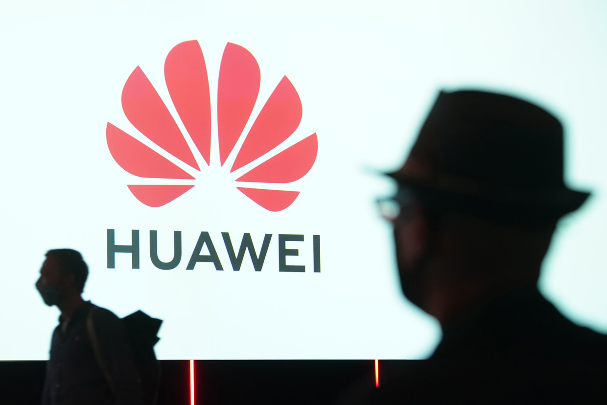 Mensen arriveren bij een lezing over Huawei bij de elektronicabeurs IFA in 2020 in Berlijn. Beeld Getty