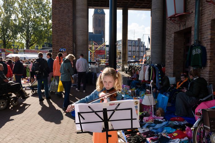 De kleedjesmarkt is dit jaar gehouden rond het stadhuis. Sommige kinderen verdienden een zakcent met hun instrument.