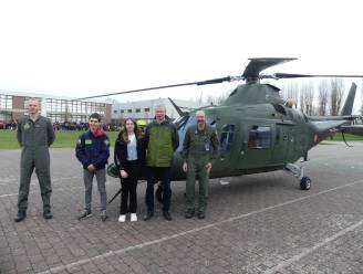 Leger geeft leerlingen van VTI Deinze een helikopterlift naar school: “Ik wil zelf ook bij de luchtmacht werken”