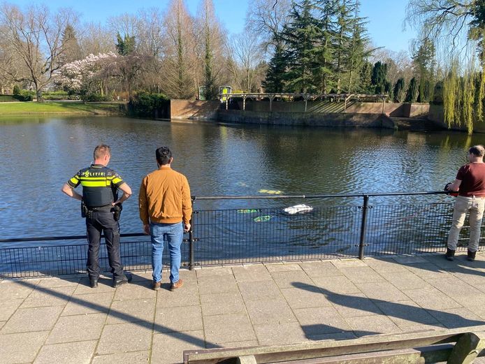 Duikers aan het werk bij de vijver in Hengelo.