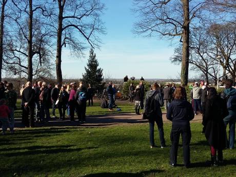 200 Nijmegenaren demonstreren tegen donjontoren in Valkhofpark