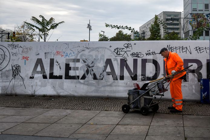 Door de stijgende kosten van energie en levensonderhoud zit bijna een op de vijf ouderen in Duitsland financieel klem. Met name vrouwen in Oost-Duitsland hebben het moeilijk.
INA FASSBENDER / AFP