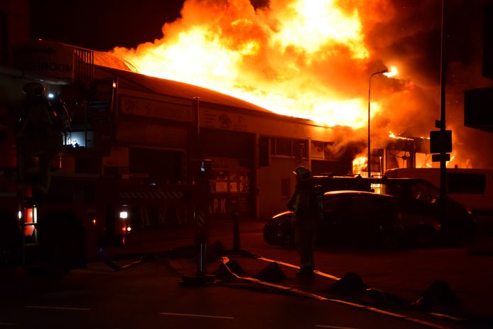 Metershoge vlammen slaan uit de daken van een aantal panden aan de van Gijnstraat in Rijswijk.