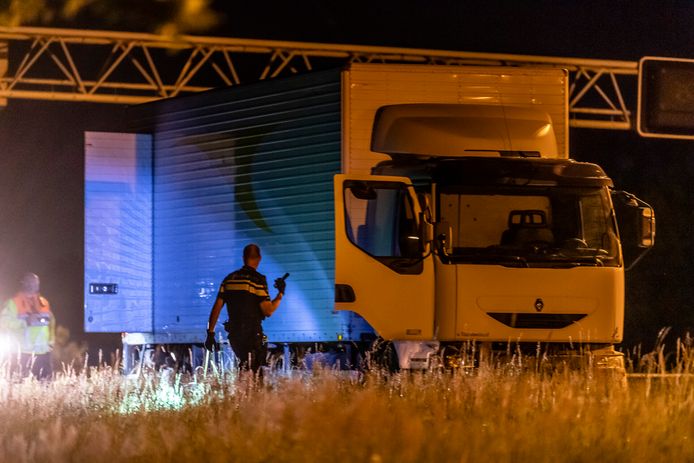 Vrachtwagenchauffeur vlucht nadat politie achter hem stopt op de A58 bij Gilze.