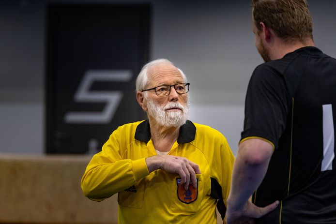 Henk Borkent is 80 en fluit nog altijd met veel plezier zaalvoetbalwedstrijden.