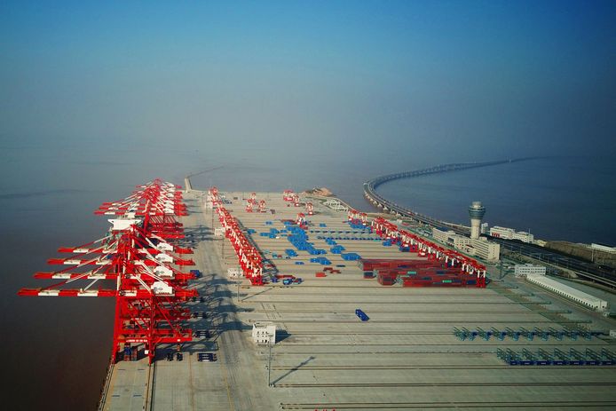Containers in de Yangshan Deep Water Port, die deel uitmaakt van de vrijehandelszone van Shanghai.