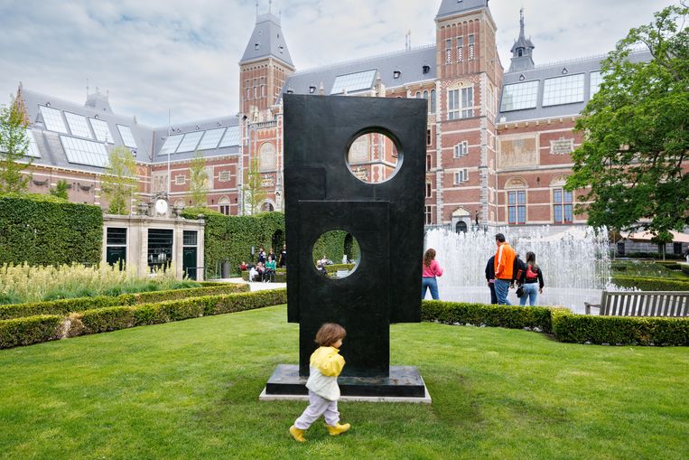 ‘Squares with Two Circles’ (1963) van Barbara Hepworth, afkomstig uit de collectie van het Kröller-Müller Museum, in de Rijksmuseumtuinen in Amsterdam. Beeld Rijksmuseum