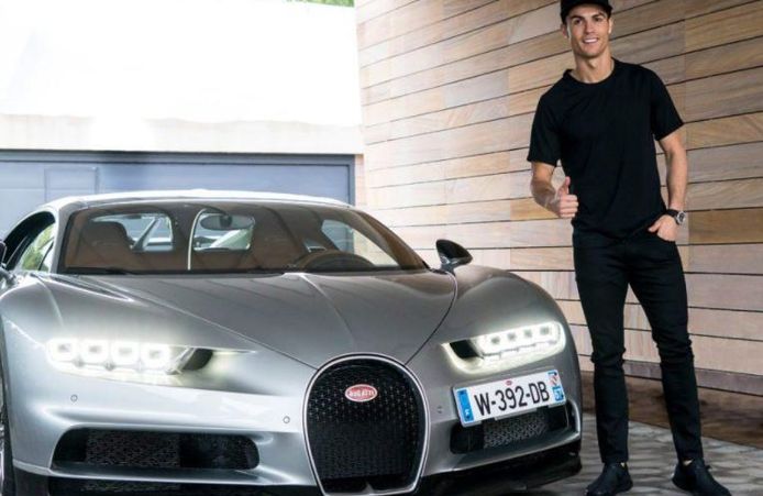 Ronaldo met zijn Bugatti Chiron van 2,4 miljoen euro.