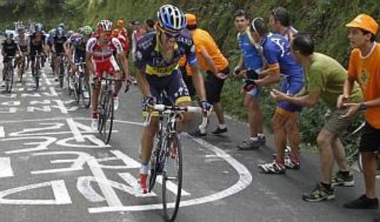 Alberto Contador op de Alto de Arrate, tijdens een van zijn vijf vergeefse vluchtpogingen in de derde etappe van de Vuelta in 2012.