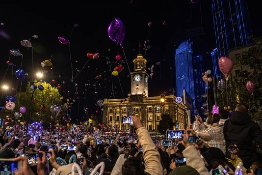 Om middernacht werden in Wuhan honderden ballonnen losgelaten, een event dat veel volk op de been bracht. 