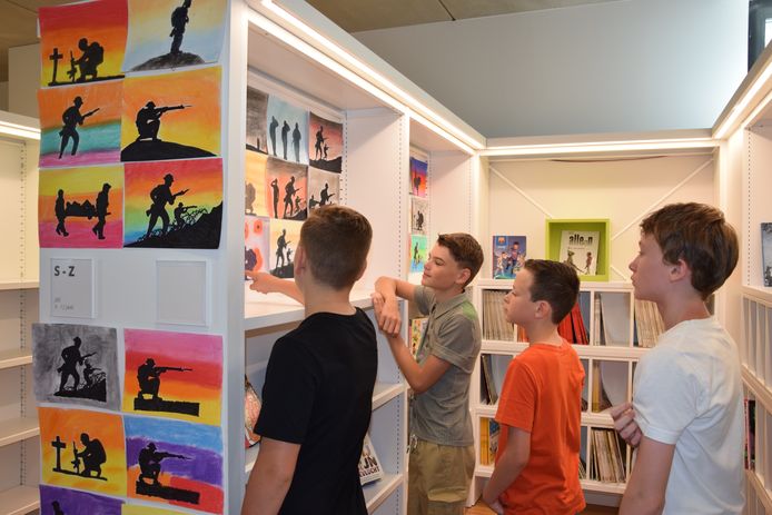 Bilzerse leerlingen ontdekken hun Anne Frank-expo in de bib.