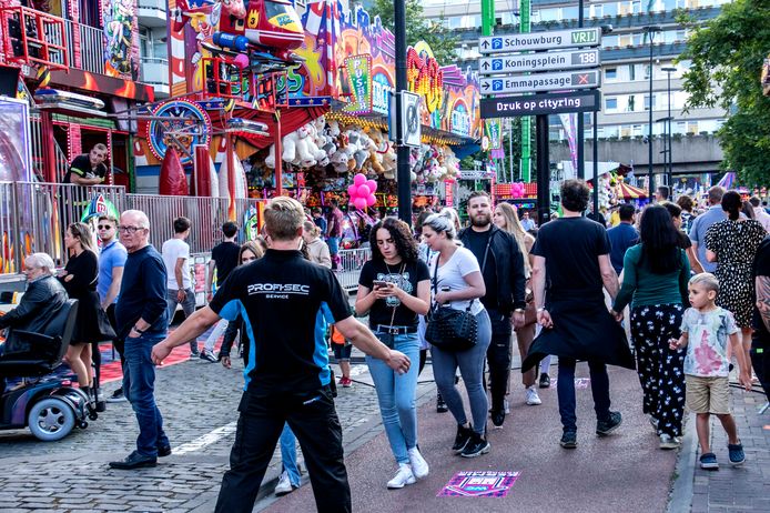 Een beveiliger leidt de bezoekers van de kermis in Tilburg in goede banen.