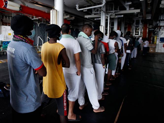 367 migranten op Artsen zonder Grenzen-schip na dagen wachten aan land gegaan in Palermo