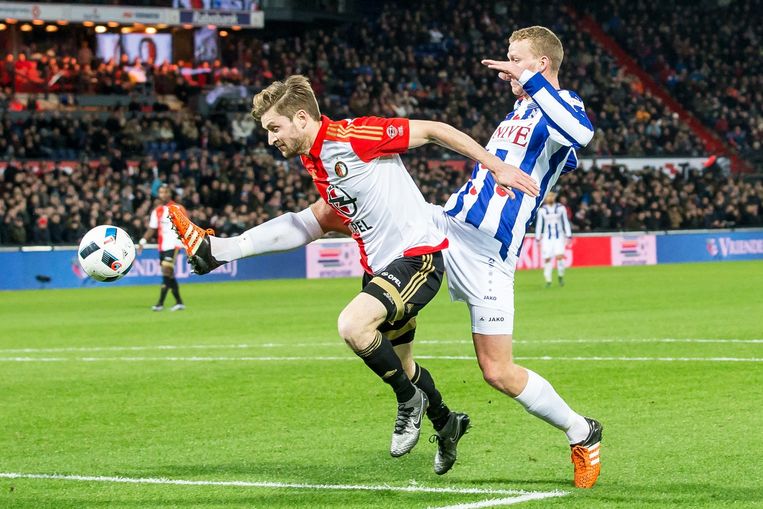 SC Heerenveen speler Henk Veerman in duel met Jan- Arie Van der Heijden. Beeld anp