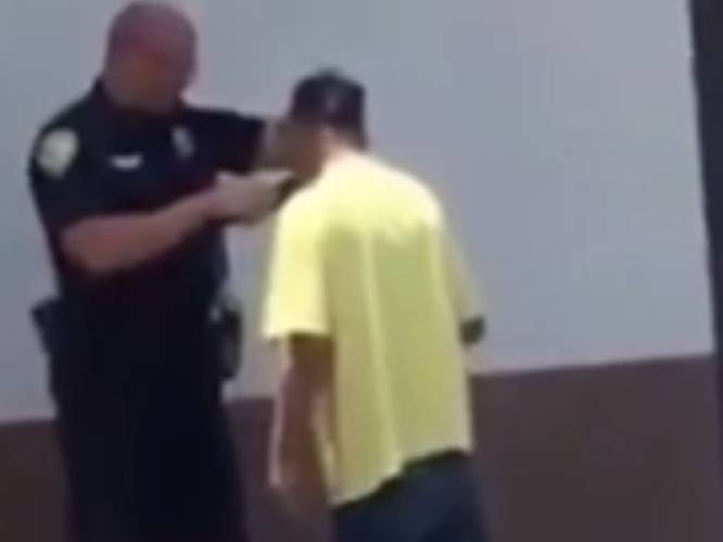 Politieman helpt dakloze man met scheren zodat hij een job kan krijgen