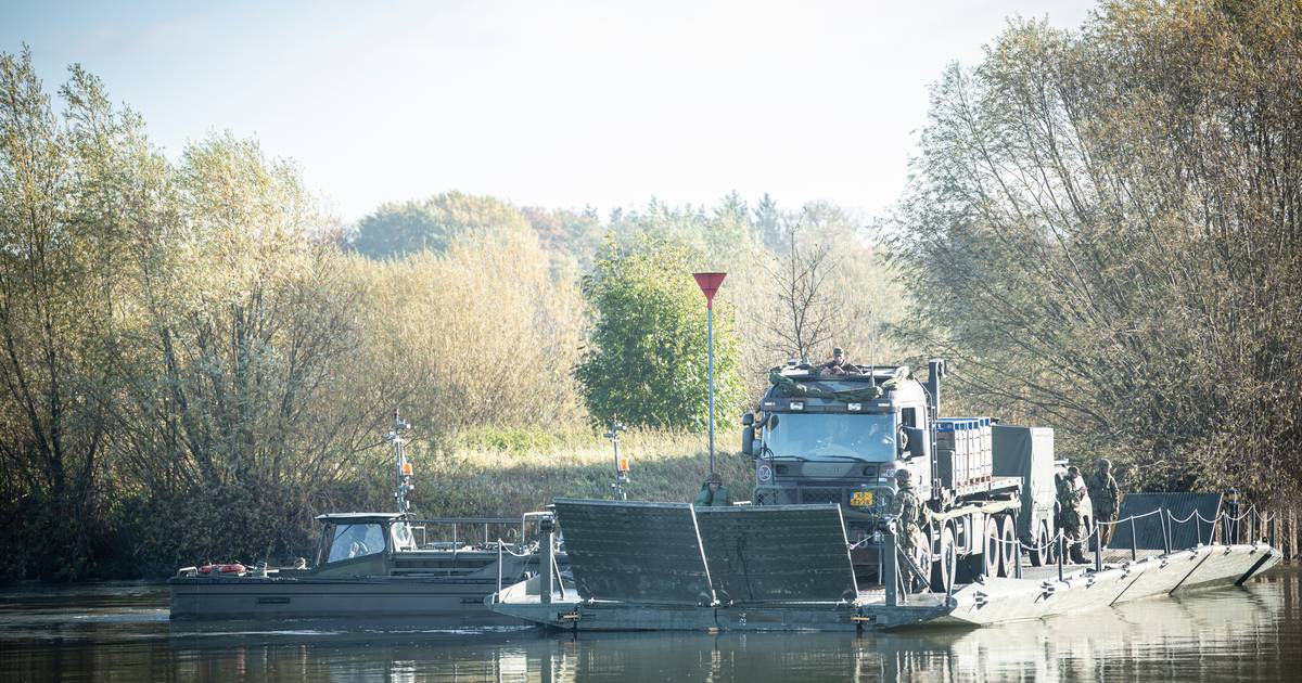 Landmacht oefent in het donker op de IJssel bij Welsum: tientallen voertuigen steken met vlotten ove