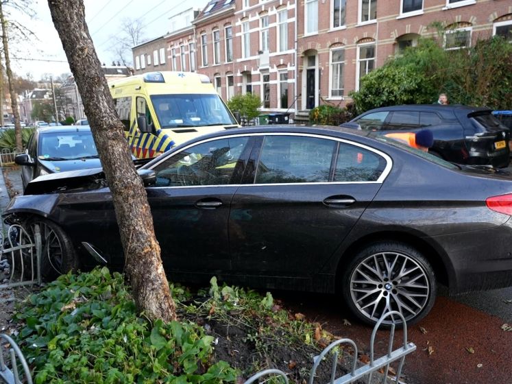 Automatische parkeerhulp gaat flink mis en zorgt voor ravage in Arnhem