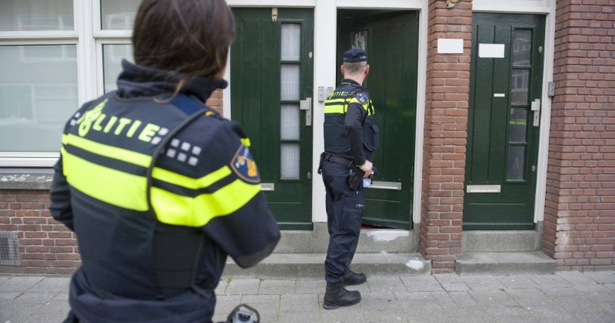 Politie vindt vuurwapen bij woninginval in Deventer, na tips over het dealen van drugs.