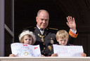 Prins Albert met zijn tweeling: prinses Gabriella en prins Jacques tonen blaadjes met teksten voor hun moeder.