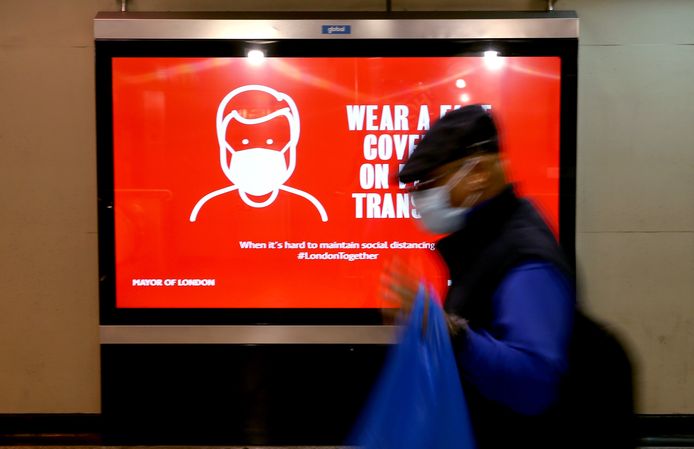 Een man met mondmasker in de Londense metro.