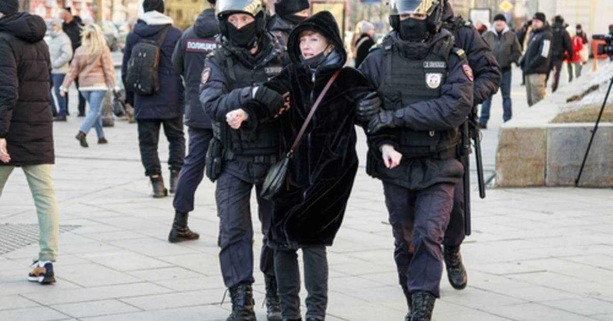 Russian soldiers’ wives protest in Moscow against Putin’s war  Ukraine-Russia war