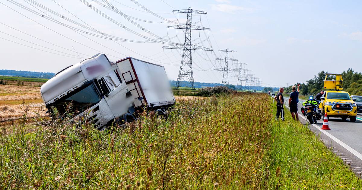 Vrachtwagen in greppel beland op N391 bij Nieuw-Weerdinge